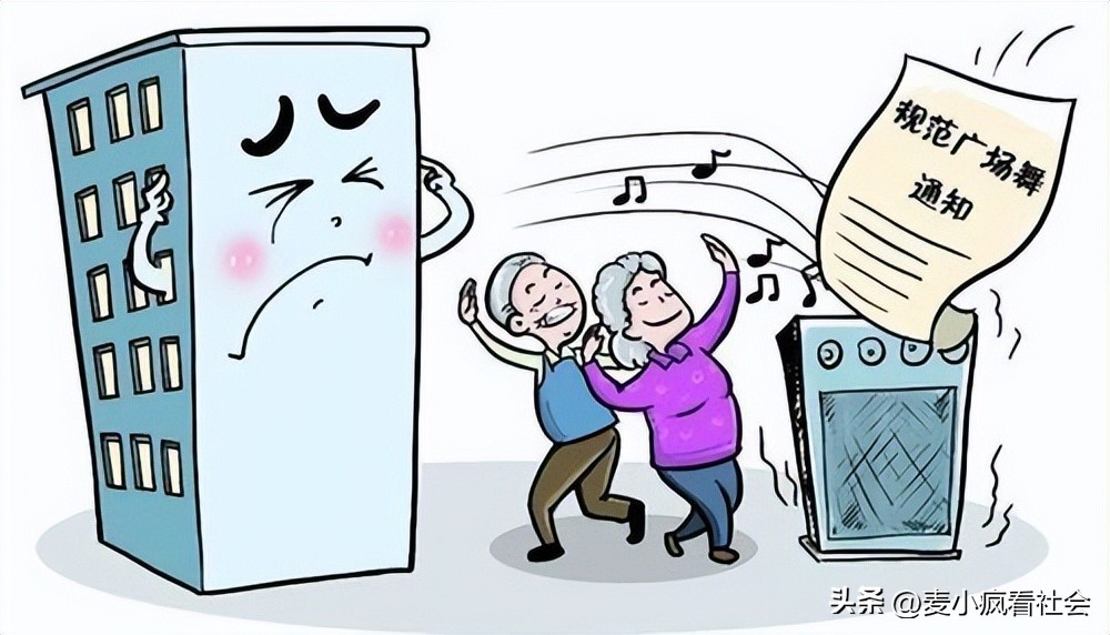 广场舞大妈又来抢地盘了！搬走10米外的篮球架，说：怕被砸