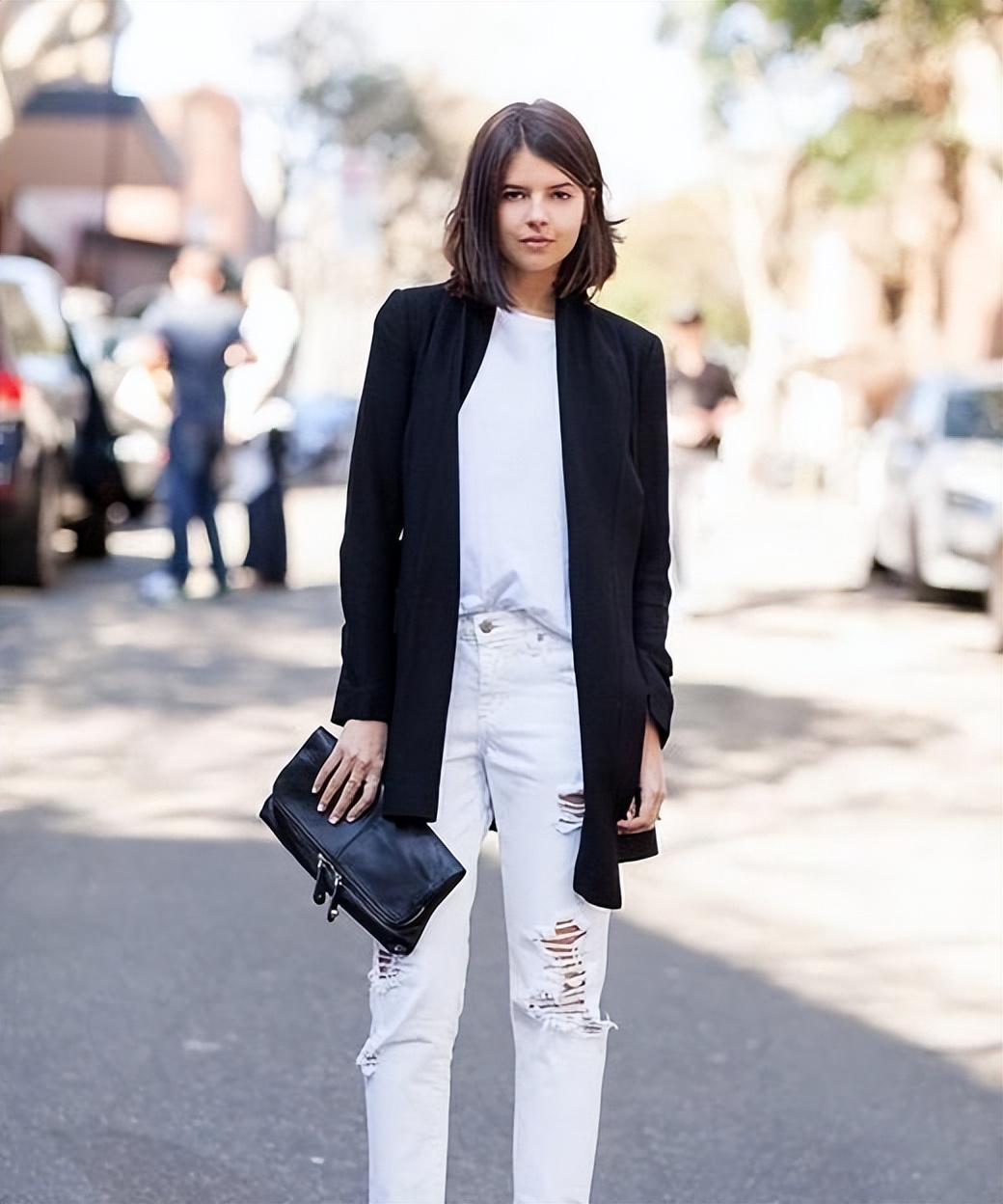 没想到简简单单的上衣这么有气质,没想到穿小黑裙气质还真不错