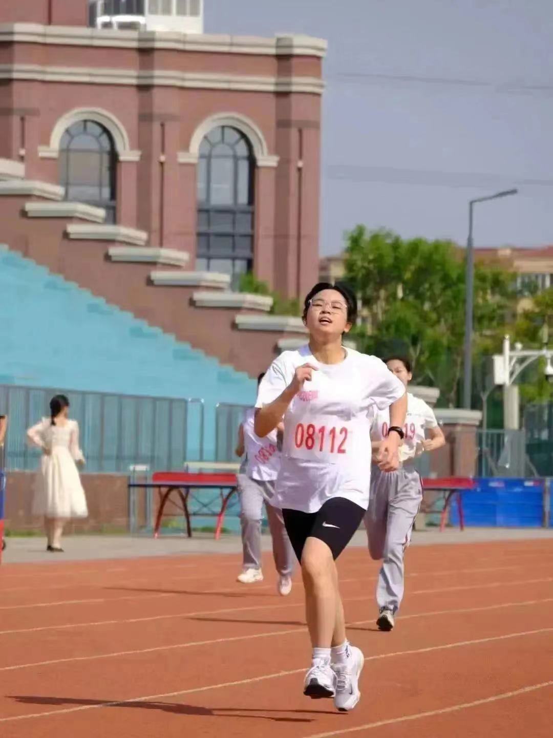 校园运动会开幕式展现青春活力,校园阳光体育运动会