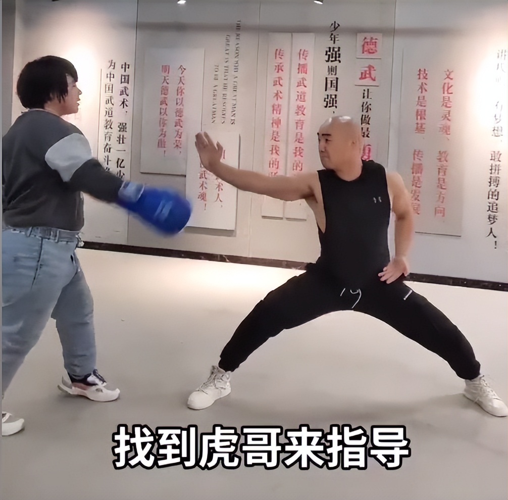 山东小伙靠“三脚猫功夫”走红，获赞乡村洪金宝，网友为啥半服？