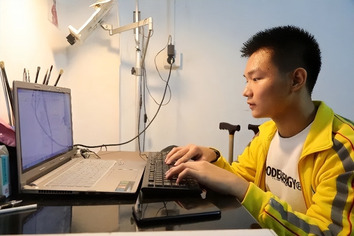 脑瘫女孩11年敲出200万字小说,脑瘫患者用脚敲出20万字文学作品