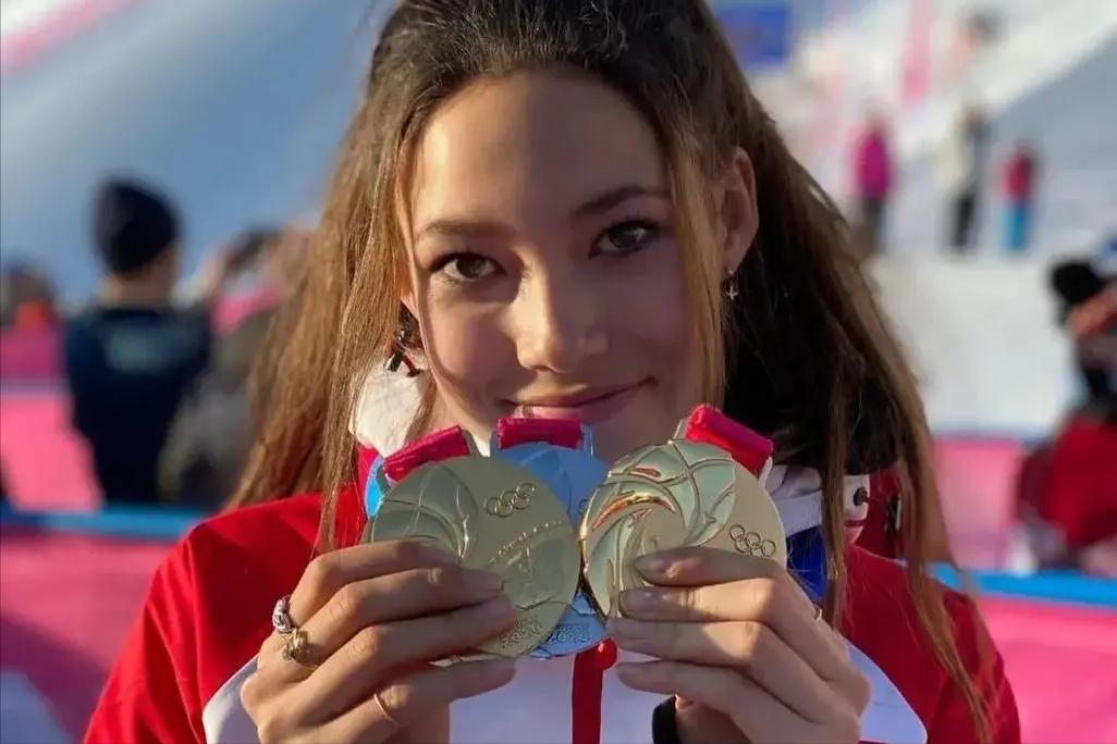 奥运冠军全红婵与他人合影,奥运冠军全红婵简历