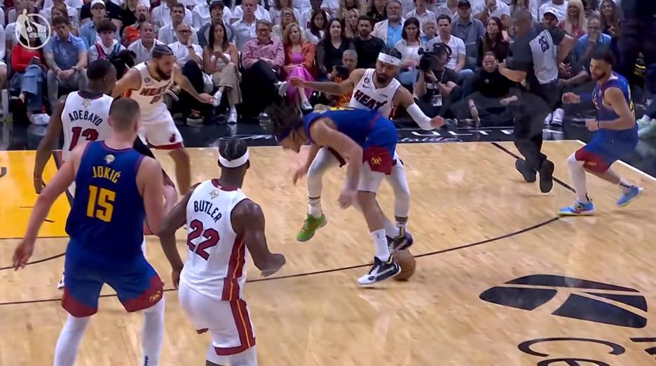 300斤的胖子，摸一下飞出好几米？裁判是托尼兄弟？哦，那没事了