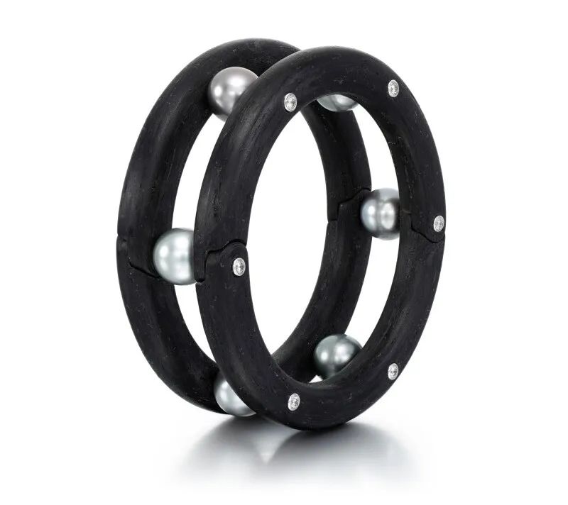 登上苏富比、用各种奇特新材质……邀你进入这位意大利设计师的珠宝新世界