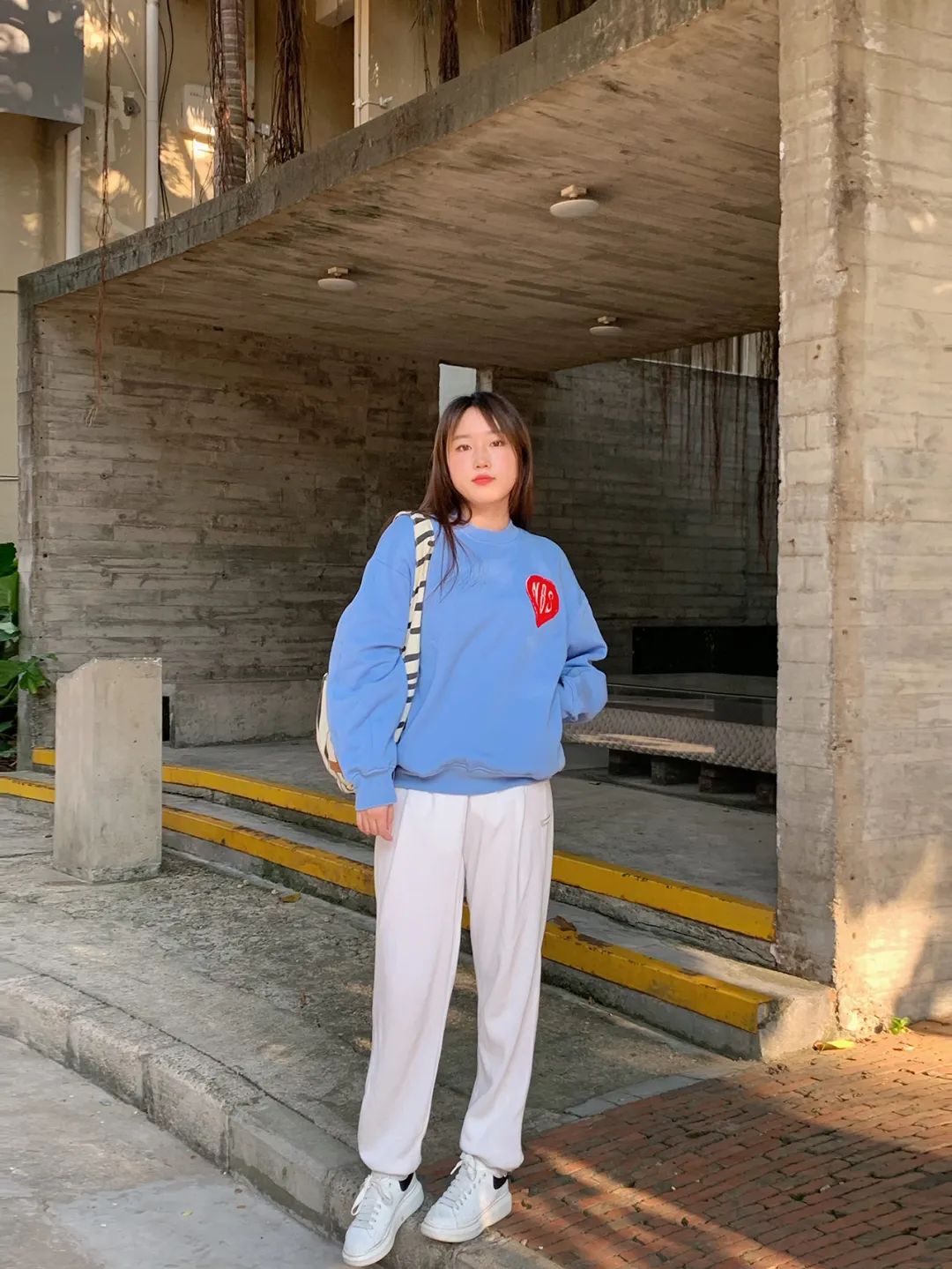 王鹤棣赵露思三亚同框同款,王鹤棣赵露思黑色衣服