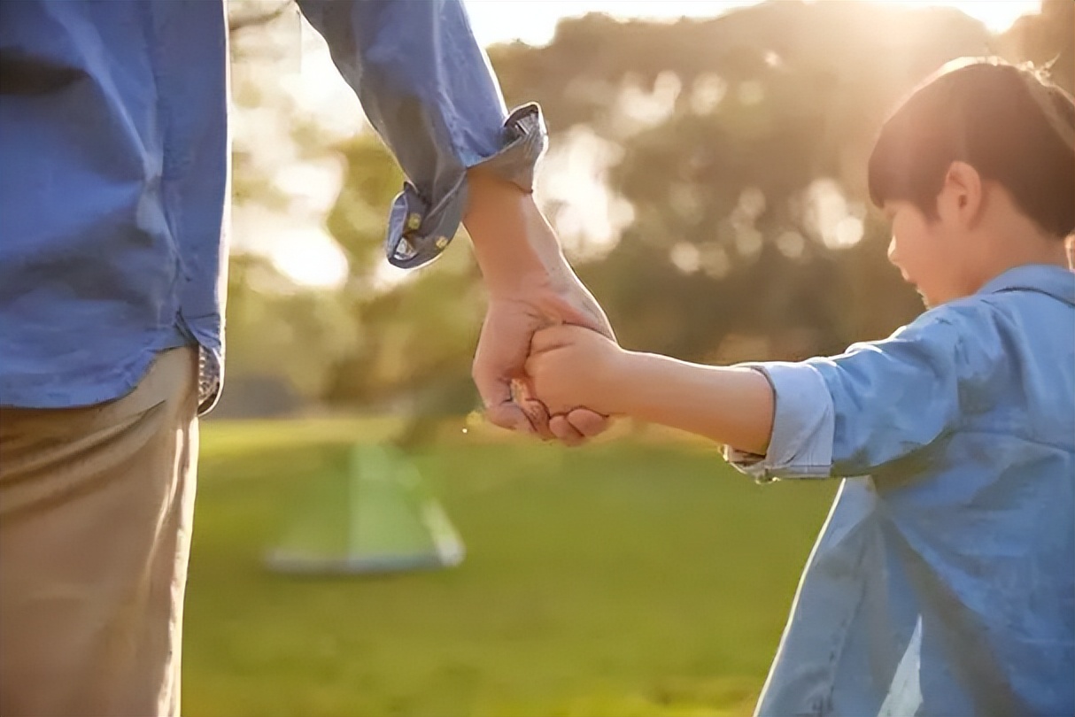 3岁女孩肚子疼医生报警,女童喊肚子疼