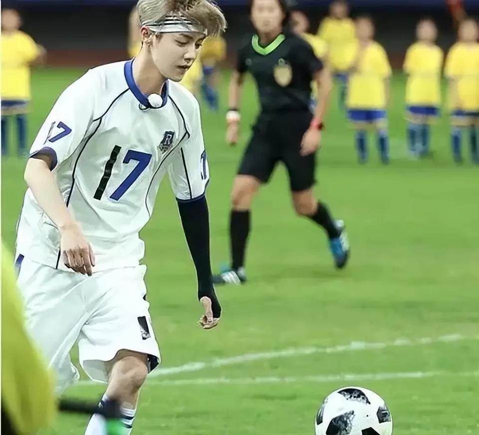 鹿晗关晓彤看足球,鹿晗解说欧洲杯关晓彤