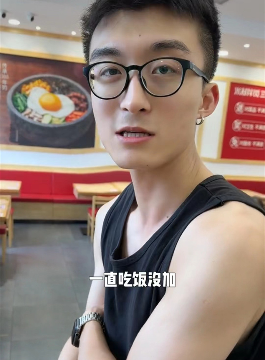 美女吃饭被陌生人搭讪要微信，男子支招让他先买单，成功套路对方