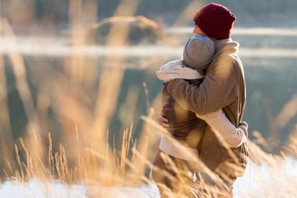 为啥男人遇到问题老是沉默,男朋友说要静静我该主动找他吗