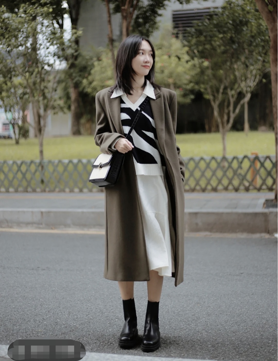 流行的靴子搭配什么衣服图片,中长靴子穿衣搭配图片2020秋冬