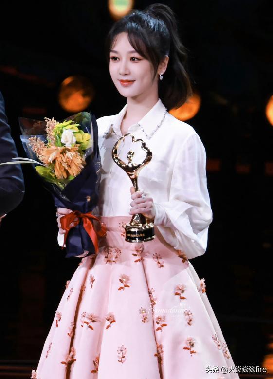 迪丽热巴、李现、杨紫荣获微博年度表现力演员，他们有什么共同点