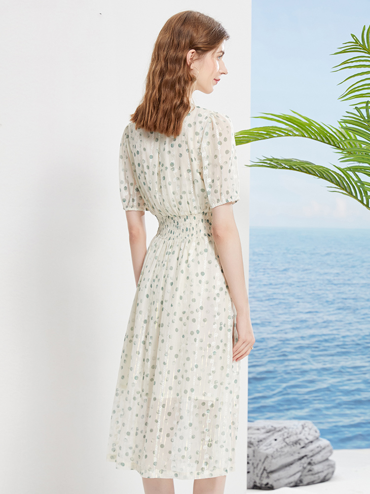 夏天短裤面料雪纺好还是牛仔好,雪纺的面料夏天穿着非常的舒适