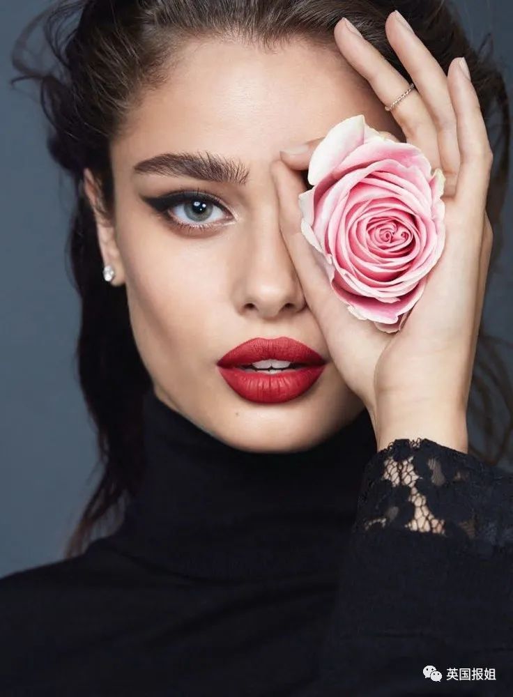 维密超模笑容甜美,维密甜美超模与英国贵公子结婚