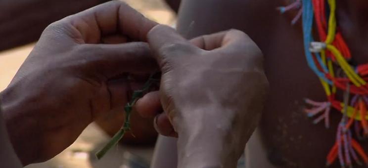 非洲原始部落的真实生活：女人想找对象，就要主动让男人鞭打