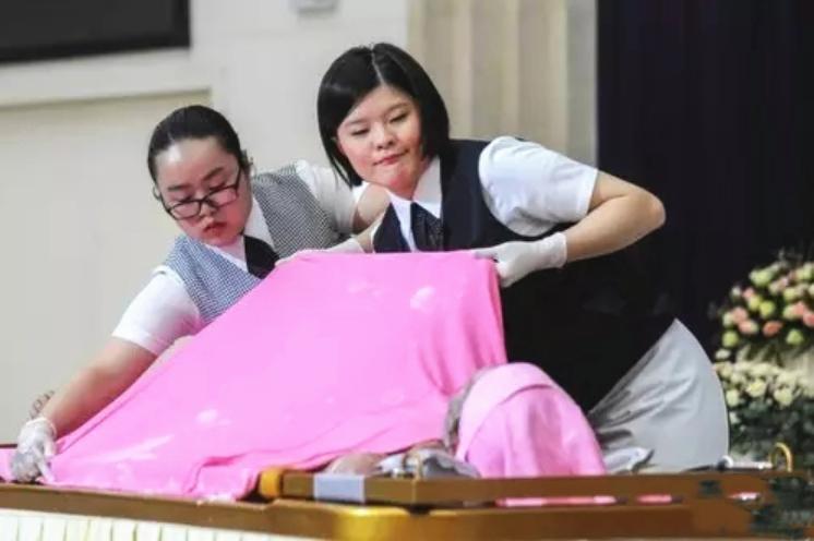 一位80后入殓师的忠告：不能用手直接触摸遗体，就算是亲人也不行