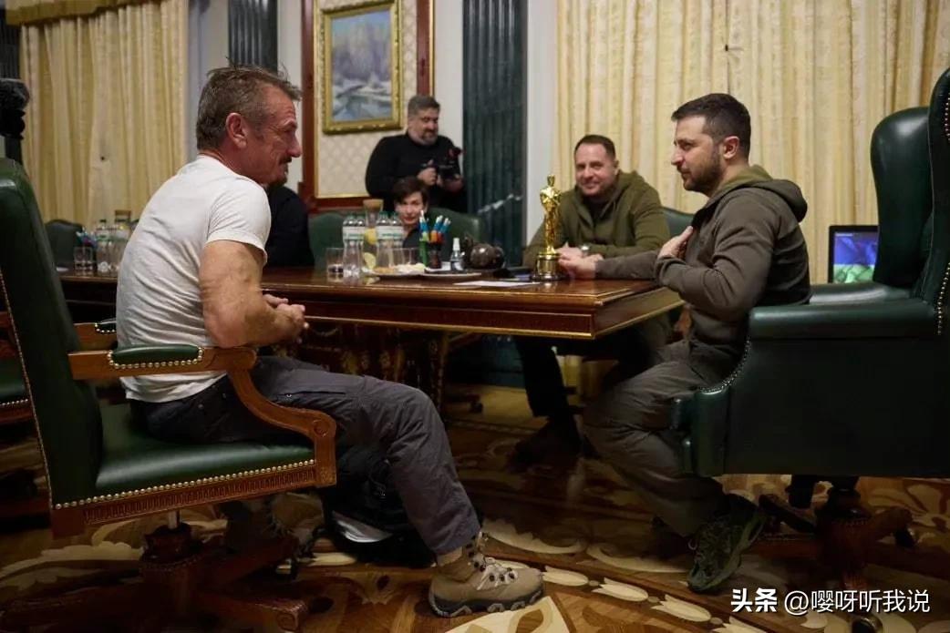 得偿所愿一举夺魁,泽连斯基被送奥斯卡奖杯