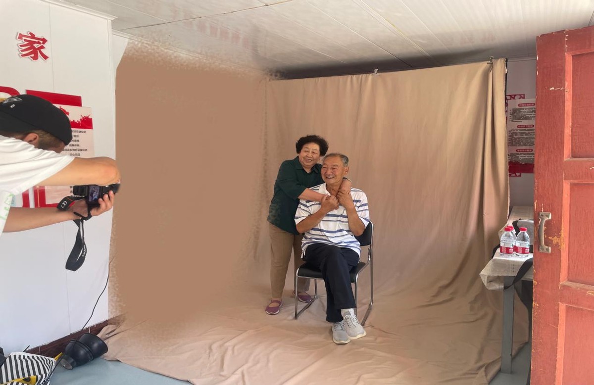 社区幸福同框摄影活动,街道办幸福晚年金婚公益摄影活动