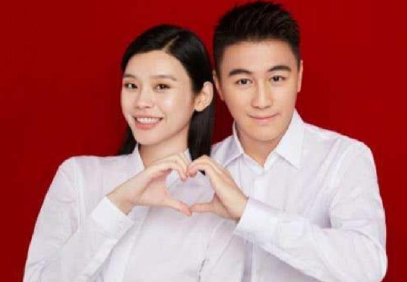 何猷君来武汉吃饭,何猷君路边和辣妹吃夜宵