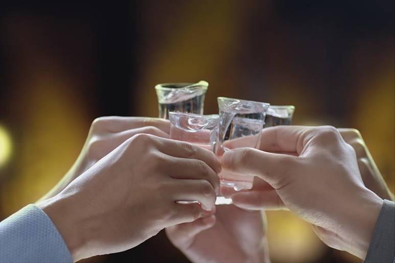 喝酒脸红的人和脸白的人哪个能喝,喝酒脸红的人到底能不能喝科普