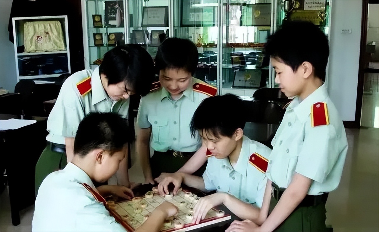 内蒙古六岁天才女孩特招入伍,内蒙6岁女孩入伍