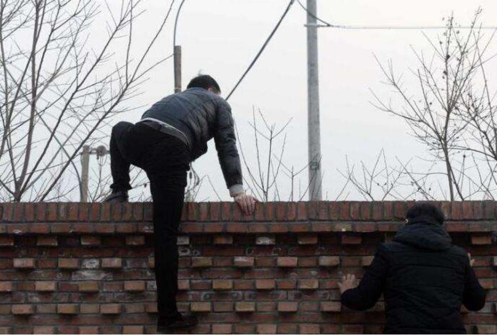 2004年，湖南两逃犯越狱，逃亡4万公里后落网，波及亲朋好友12人