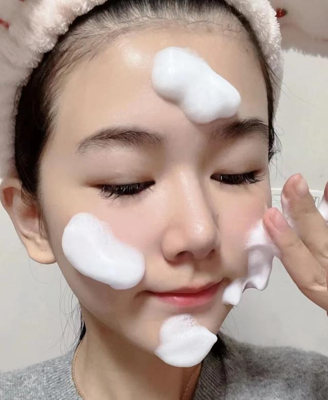 每天用清水洗脸不用洗面奶好吗,清水洗脸和补水区别