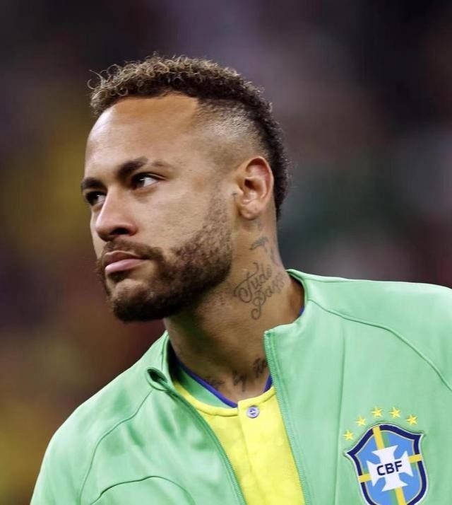 足坛“风流大师”，17岁当爹，30岁已换20个女友，如今女友又怀孕