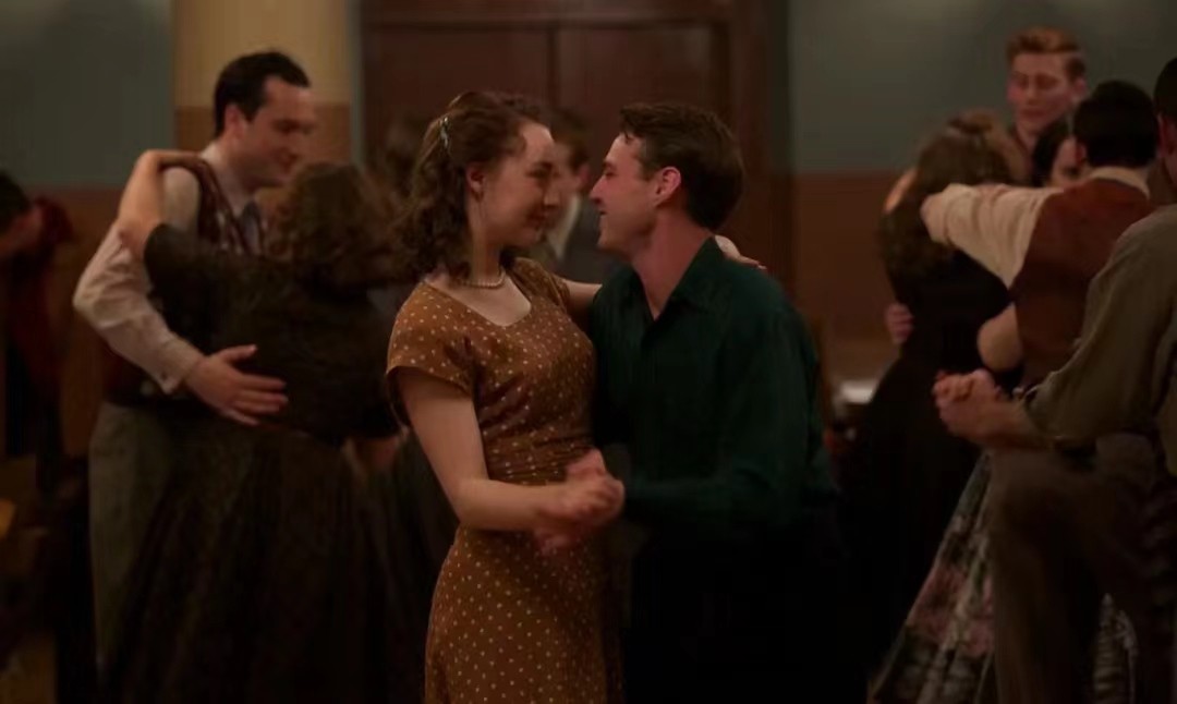 美国影片《布鲁克林》多次出现爱丽丝的定格画面有什么目的？