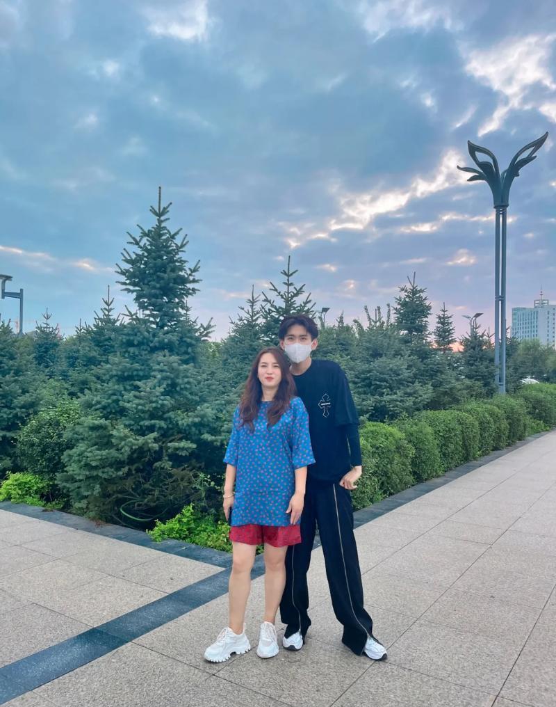 广场舞帅小伙儿领舞,帅小伙跳广场舞惊艳大妈