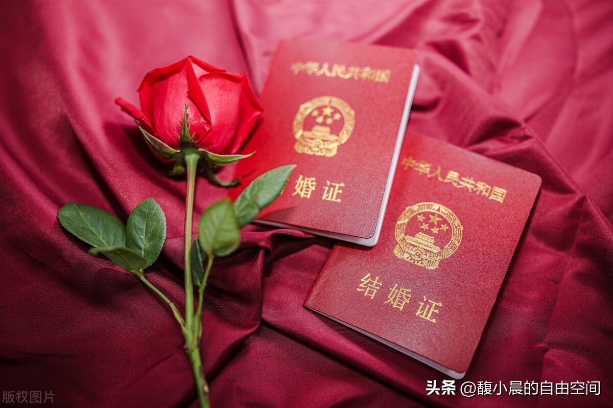 拿结婚证值得纪念的时刻,看到结婚证的那一刻我掉下了眼泪