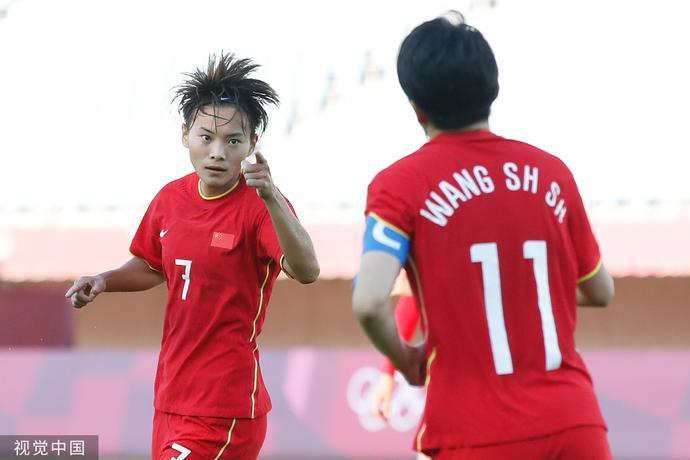 体育比赛搞政治正确！男足和伪球迷谁更该解散？