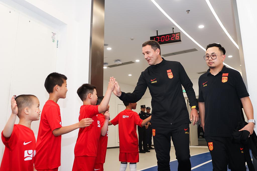 中国足球开启留洋,大连足球队向国足发起挑战