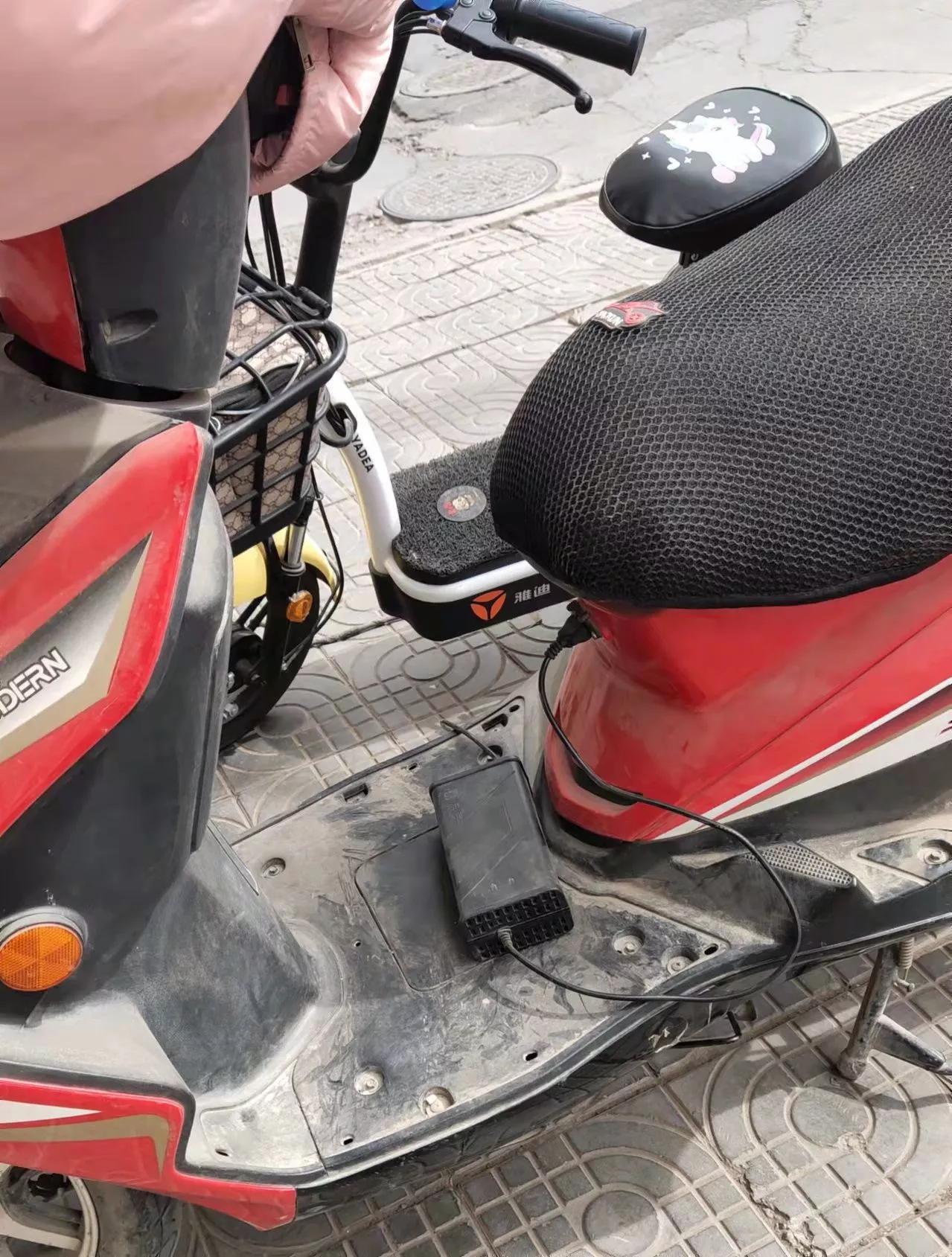 电动车新换的电池充满电不跳绿灯,电动车充满电加速掉二格电怎么了