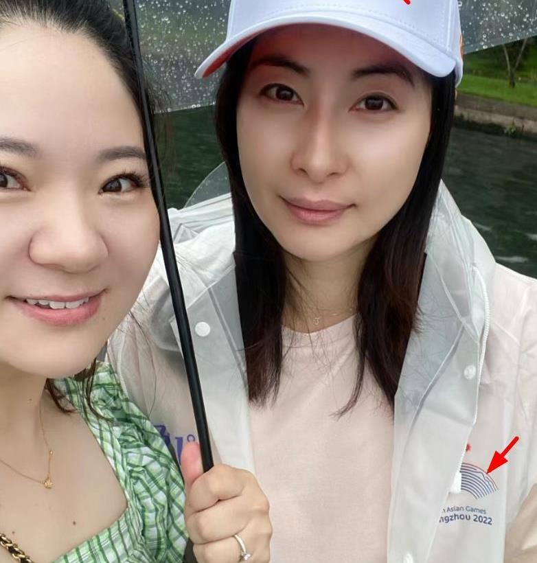 郭晶晶为什么一脸皱纹,郭晶晶罕见戴百万首饰亮相活动