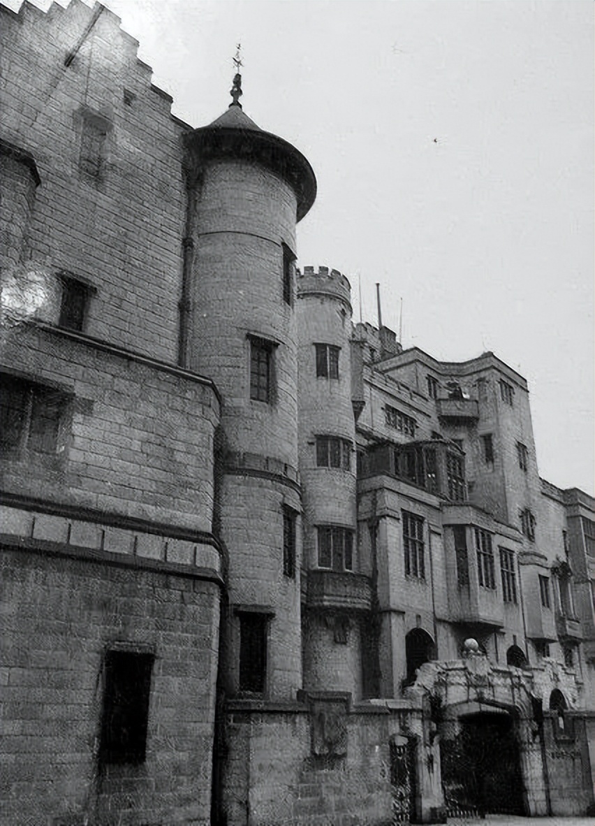 三座城堡试图改运，却依然摆脱不了富不过三代的魔咒