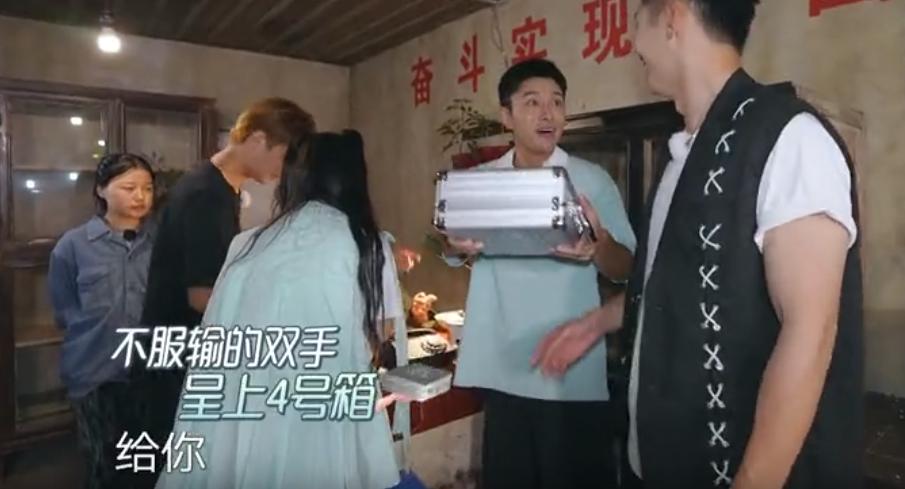 黄景瑜巴西柔术vs李晨什么节目,奔跑吧兄弟黄景瑜与李晨撕名牌