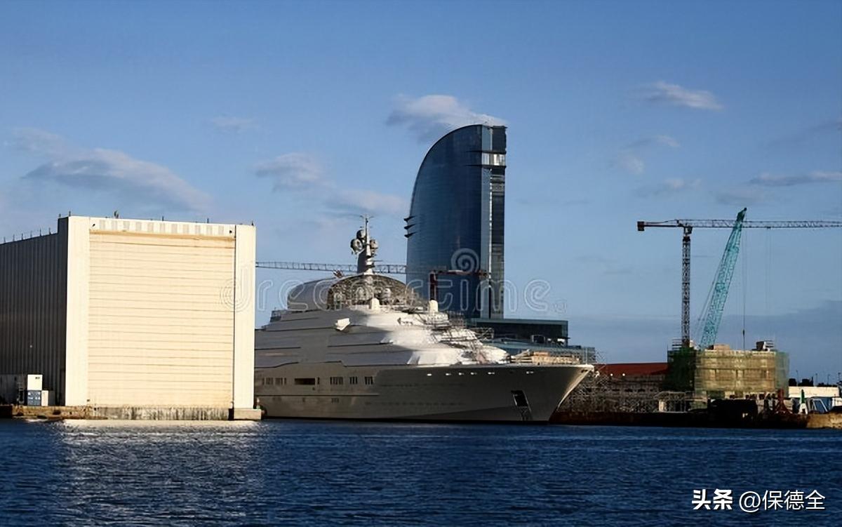 国产首艘大型邮轮离港首次试运营,首艘国产大邮轮今日出坞