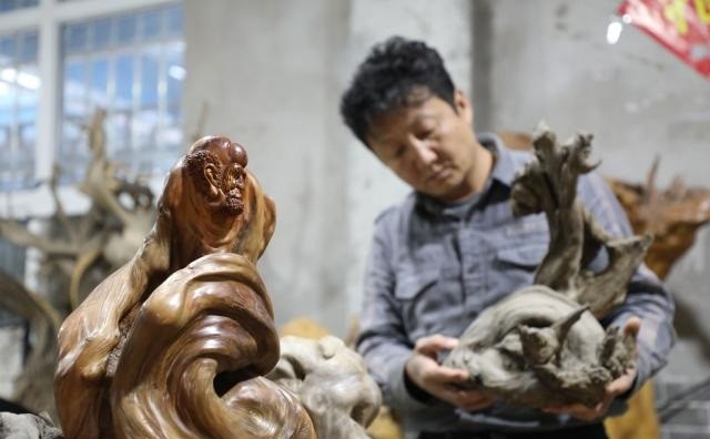 山西小伙卖房、花光百万，买了一屋烂树根，11年后价值无法估量