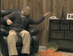 女子和同事打闹，用力过猛竟直接把*裤底**扯两半，羞得蹲地不敢起身