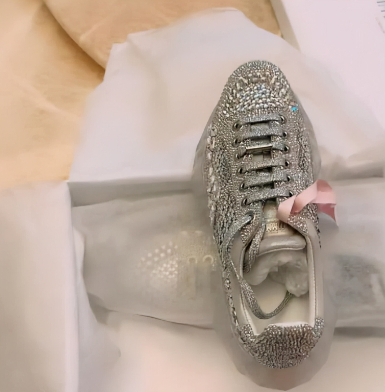 女孩炫富视频九万的包包,土豪直播间刷100万的女主播