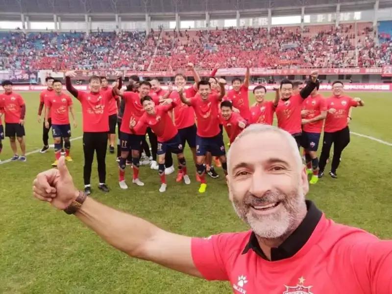 足球这一路的辛酸只有自己知道,足球不关乎生死但高于生死