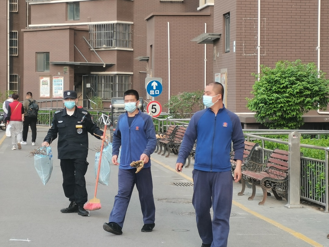 接诉即办|居民诉求及时响应清除高层窗外鸟窝