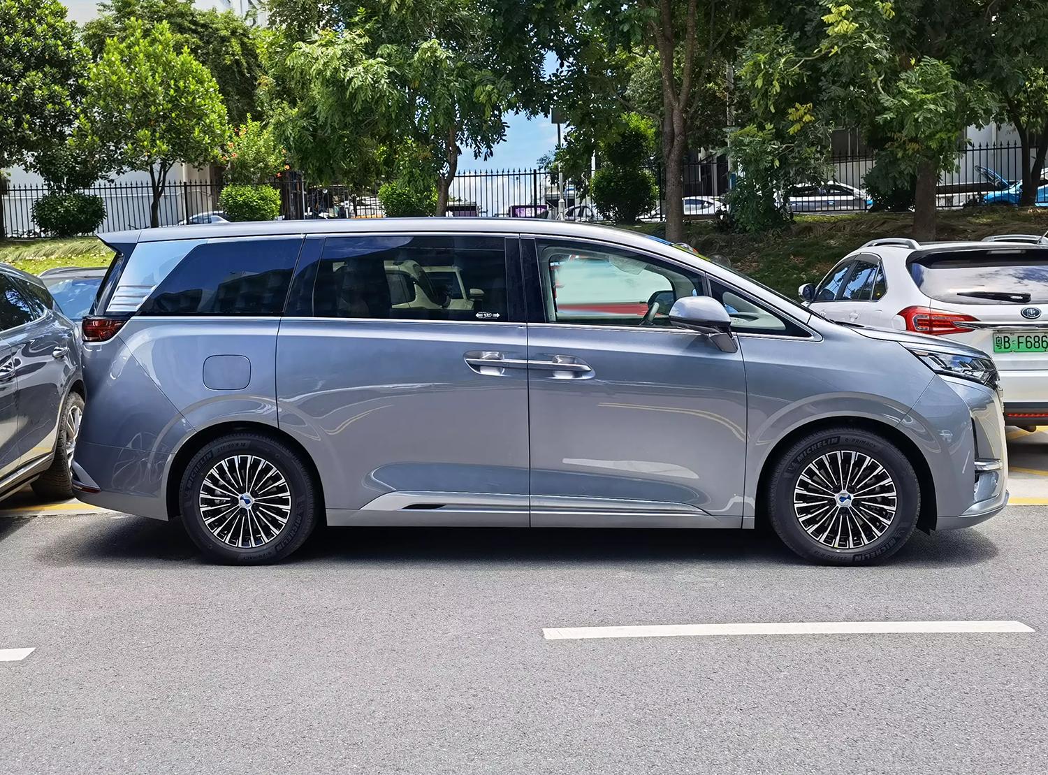 腾势d9新能源白色,腾势d9灰色纯电实车