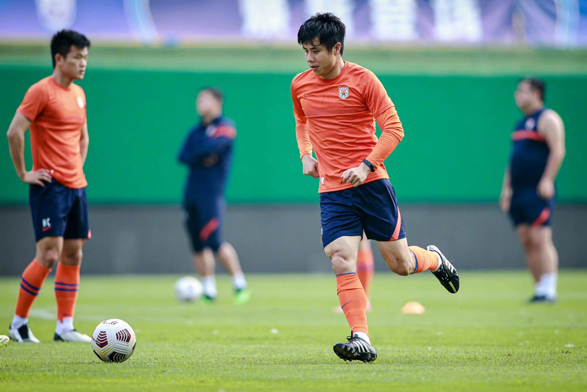 时隔一年，蒿俊闵晒定妆照，上次是他告别鲁能：唯有足球不可辜负