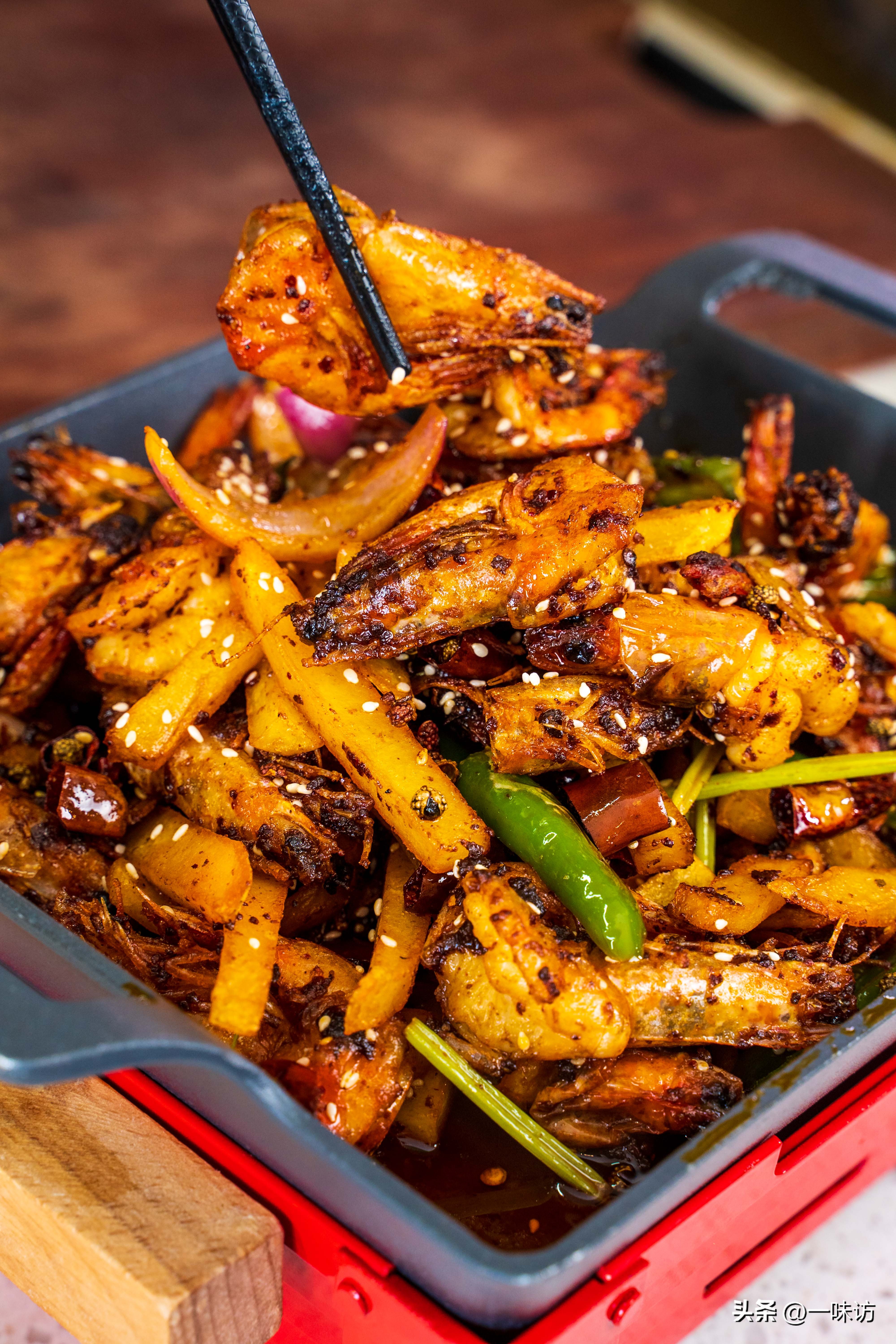 家常干锅虾简单做法非油炸不辣,水煮后的虾怎么做干锅虾