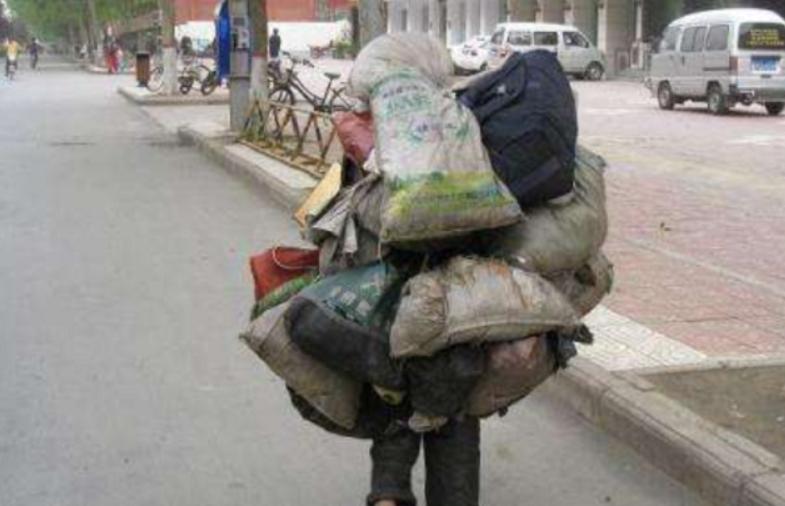 废品站老板收购铁块,沈阳废品站捡垃圾