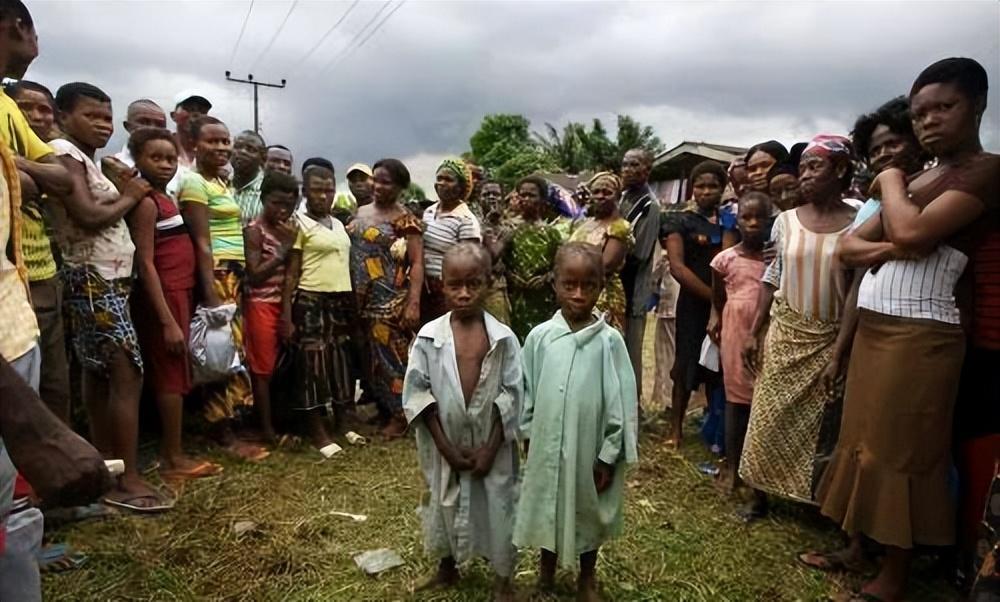 2016年，那个被白人美女喂水喝的非洲男孩，6年后的他怎么样了？