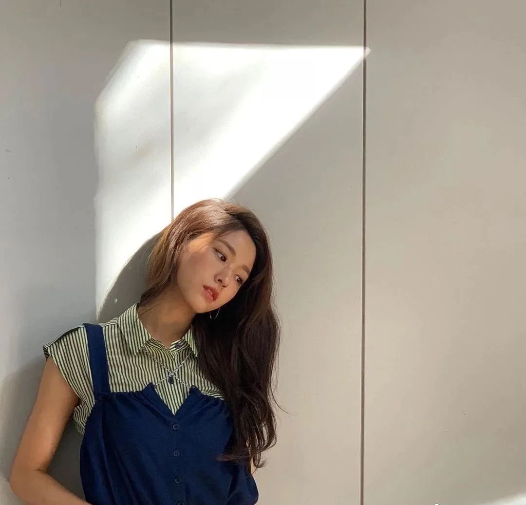 被网友称为“韩国最强肉体”身材演技在线的金雪炫还热衷慈善事业