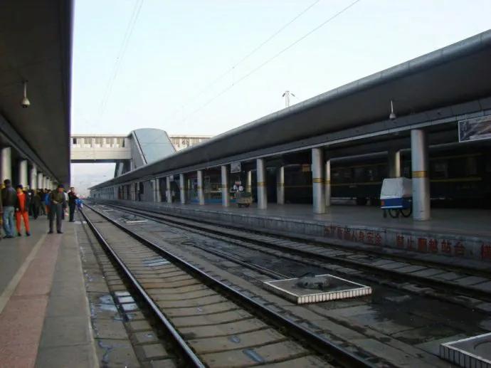 火车上排泄物对铁路影响,火车上粪便直接排到铁轨上为什么