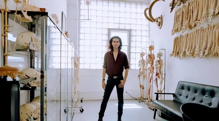 直播卖人骨？22岁美国网红大学生遭网友谴责，家里堆满上百具遗骸